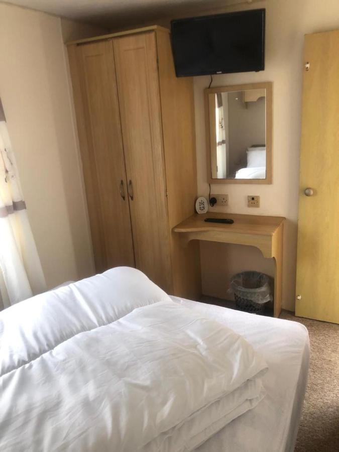 A4 The Chase 6 Berth Pet Friendly Caravan With Decking Инголдмелс Экстерьер фото